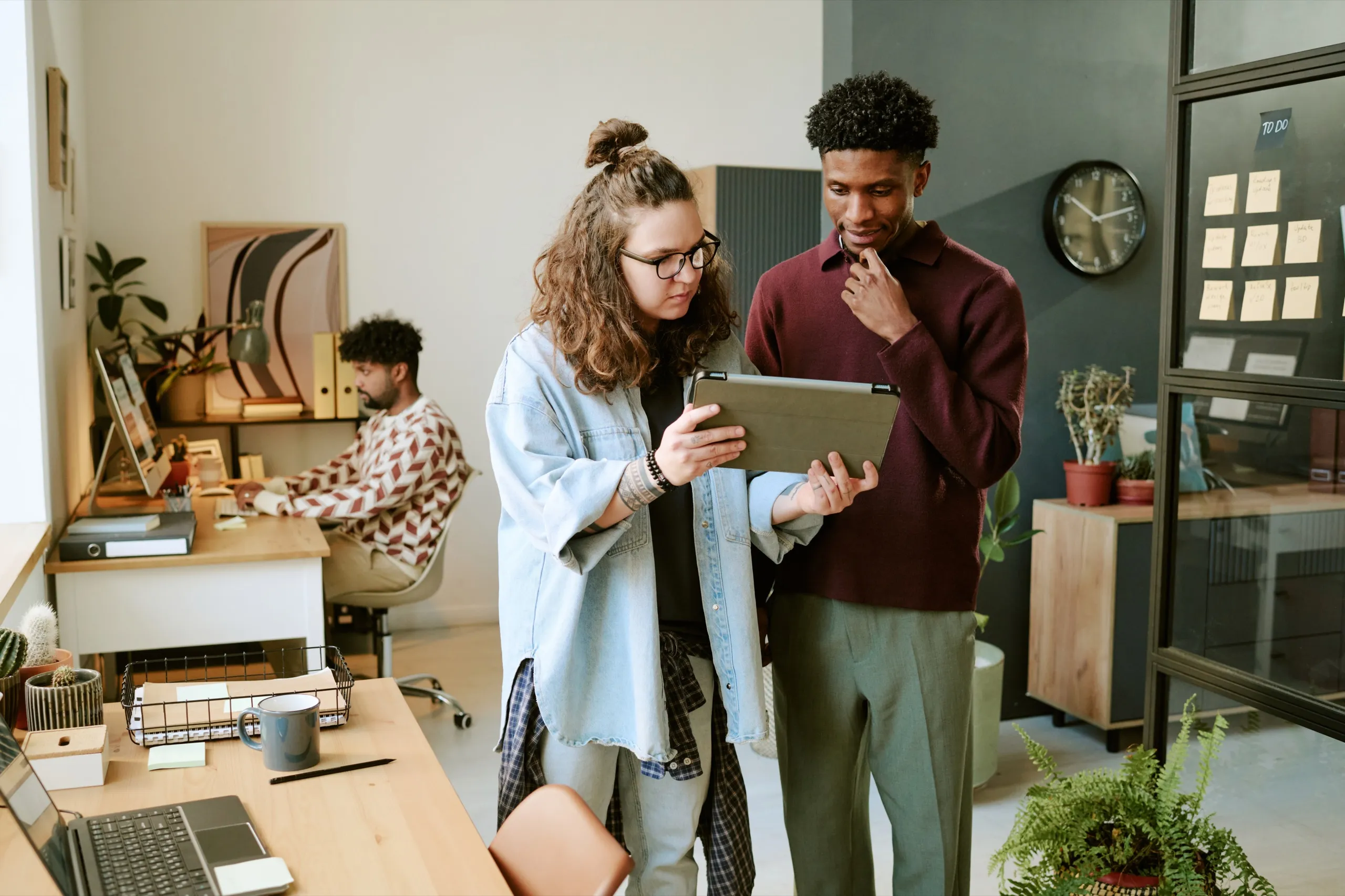 Deux collègues consultant une tablette
