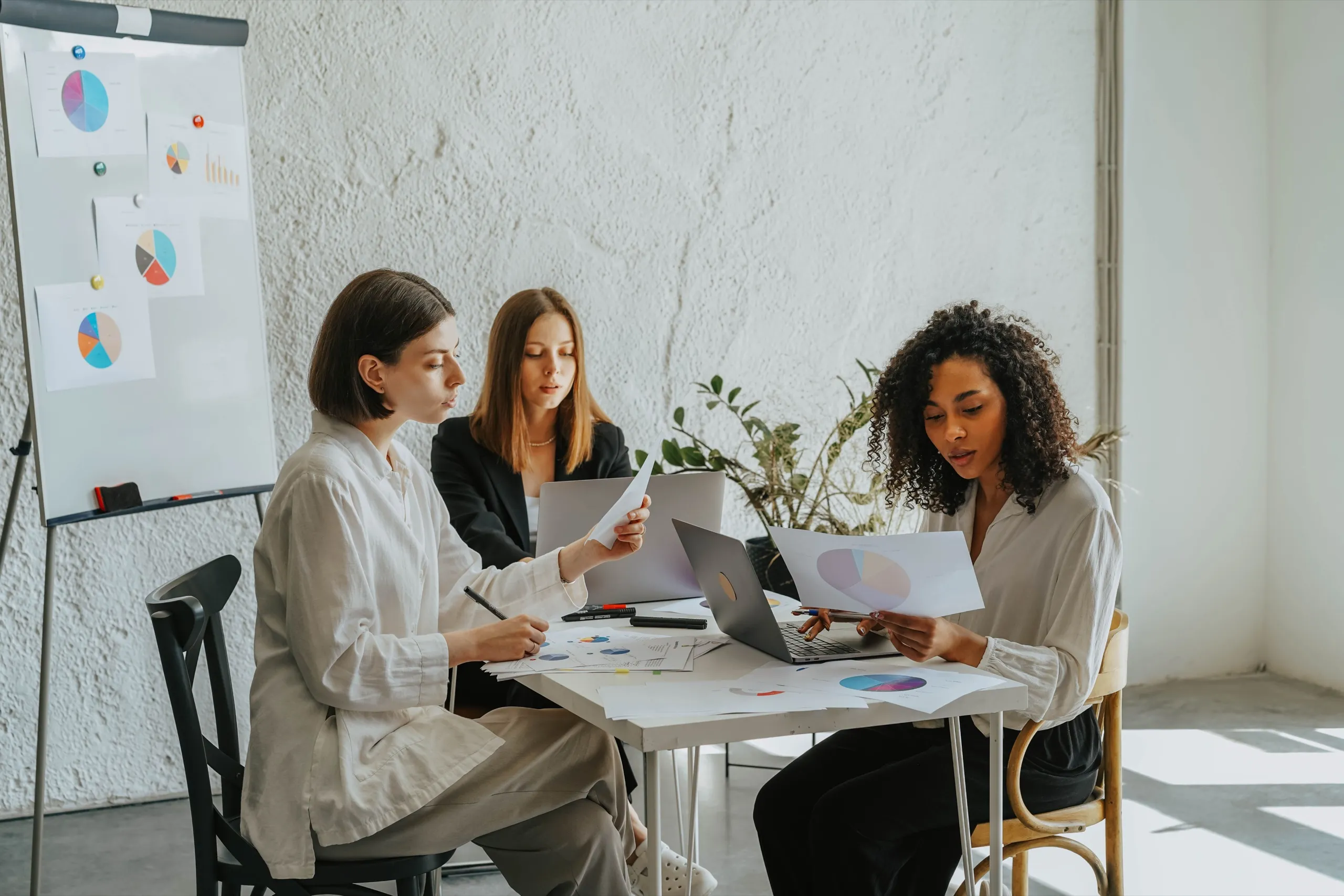 Deux femmes révisant des documents à une table