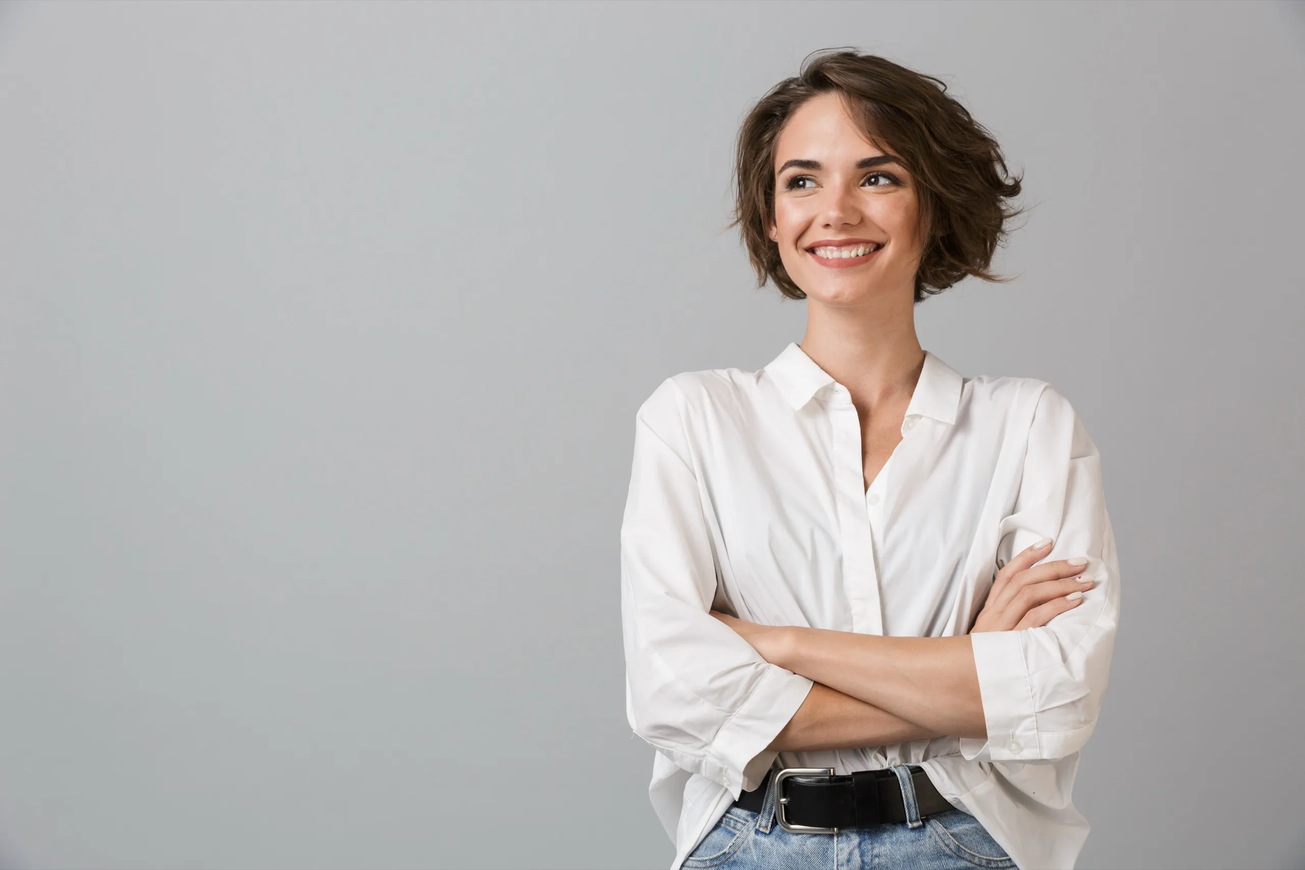 Portrait d’une femme souriante, bras croisés