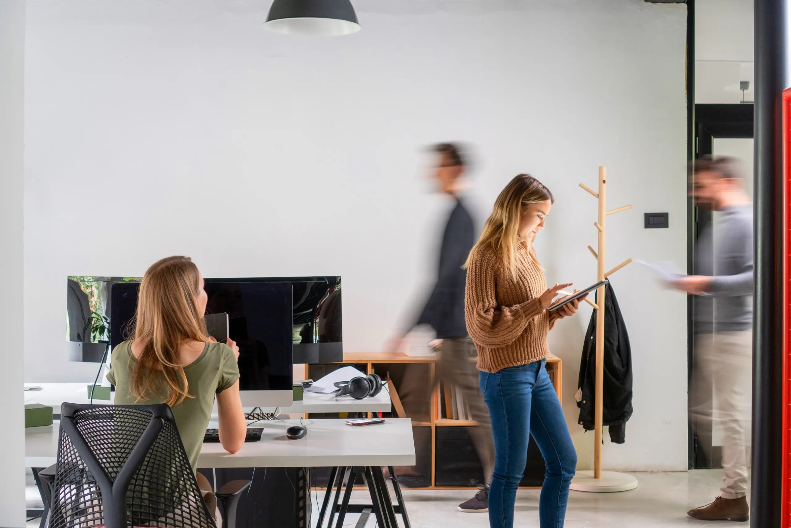 Espace de bureau à aire ouverte avec des collègues